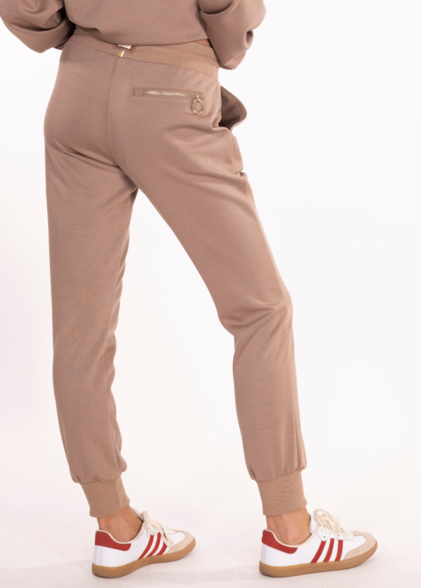 PANTALON REGULAR FIT LOUISE MOKA - Image 3