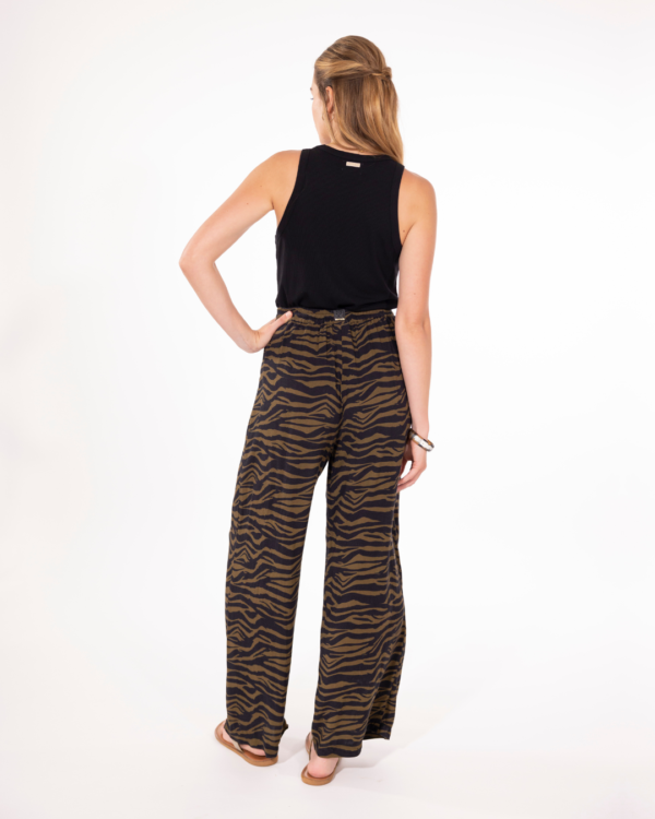 PANTALON FLUIDE IMPRIME ZEBRE KAKI - Image 2